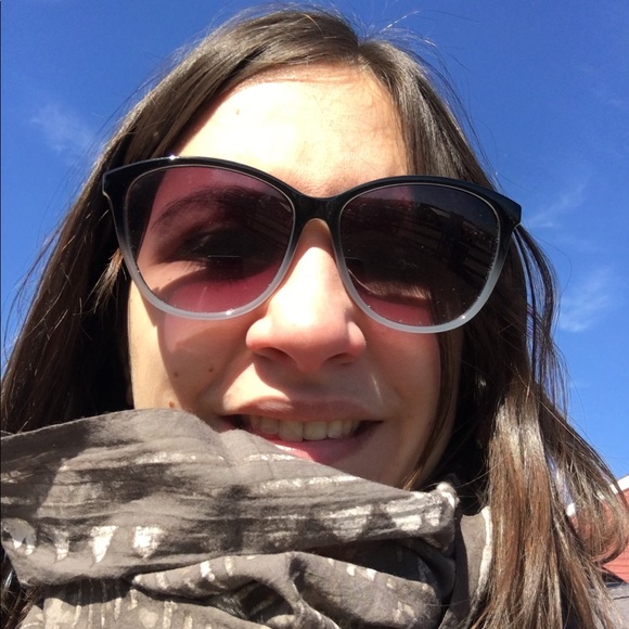 Meet your Posher, Coryn - Picture 2 of 2